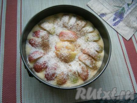 Яблоки сверху посыпать 2-3 столовыми ложками сахара и отправить в разогретую духовку.