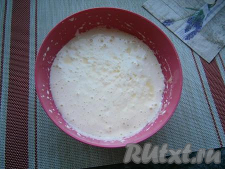 Растопленное, немного охлаждённое сливочное масло и молоко влить во взбитую яичную массу, перемешать.