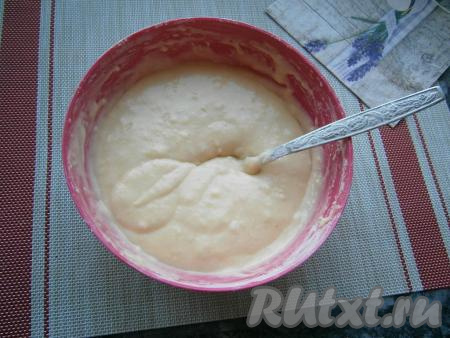 Тесто для приготовления деревенского яблочного пирога будет похоже на сметану средней густоты.