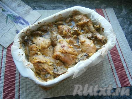 Затем убрать фольгу и запекать при той же температуре ещё минут 15 (грибочки и куриное мясо должны зарумяниться).