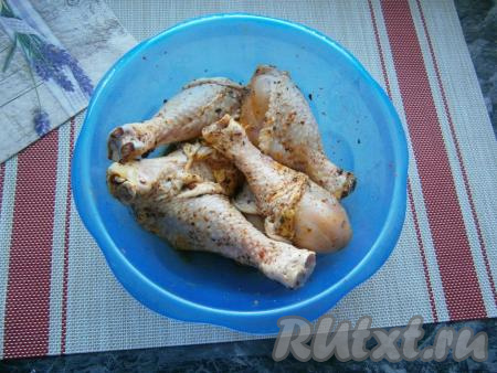 Вымыть и обсушить куриные ножки, а затем посыпать солью, специями и оставить на 1 час.