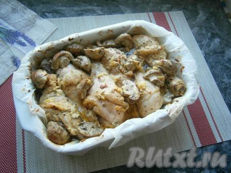 Накрыть форму фольгой и запекать ножки с грибами в разогретой духовке при температуре 180-190 градусов около 1 часа.