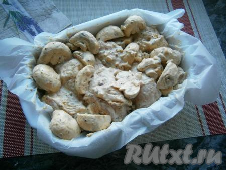 К куриным ножкам добавить соус, приготовленный из майонеза и сметаны, и шампиньоны, аккуратно перемешать и выложить в подходящую форму для запекания. Ножки выложить в один ряд, а между ними и сверху разложить грибы.