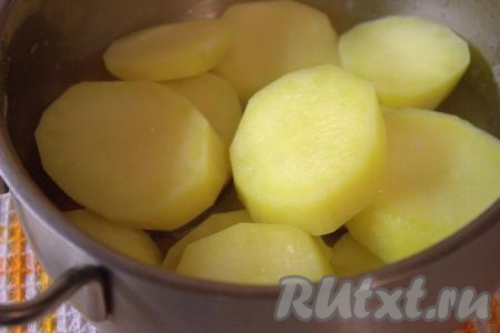 Выложить кружочки картофеля в кастрюлю, залить холодной водой и поставить на огонь. После закипания воды огонь уменьшить до минимума и отварить картошку в течение 2-3 минут. Затем слить воду, картофель посолить и приправить специями по вкусу. Дать картошке немного остыть.