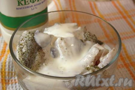 Порционные кусочки хека поместить в глубокую миску, залить кефиром, перемешать и оставить в прохладном месте на 20 минут.