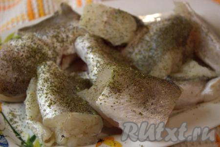 Ещё раз хорошо промыть рыбу и нарезать на порционные кусочки, посолить, посыпать приправой для рыбы.