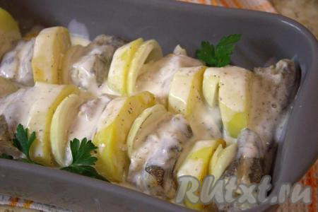 В форму с хеком, луком и картофелем влить кефир, в котором мариновалась рыба. Для аромата, по желанию, можно добавить в форму несколько веточек петрушки. Духовку разогреть до 180 градусов&nbsp;и запекать хека с картошкой до готовности (20-25 минут).