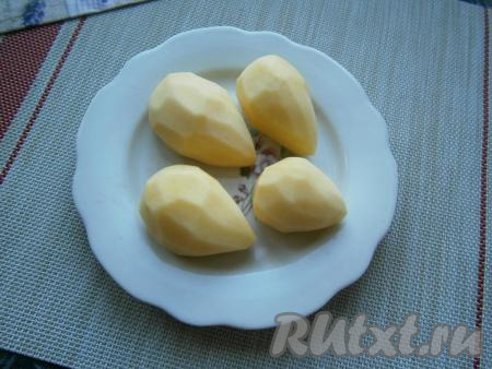 Картофель очистить и срезать лишнюю часть с одной стороны, чтобы получились своеобразные конусы, похожие по форме на тело мыши.