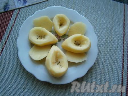 Картошку посолить немного и положить в углубление каждой картофелины щепотку молотого чёрного перца (если готовите для деток - перец можете не использовать).