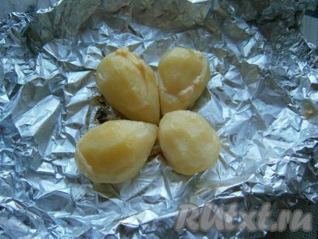 В таком положении поместить картофель в чашу мультиварки, выставить режим "Выпечка" на 1 час, крышку мультиварки закрыть. Готовую картошку развернуть, если нужно - поправить "крышечки".