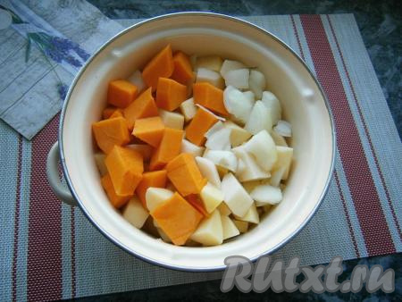 Картофель и лук очистить. Тыкву очистить от кожуры и семечек. Для приготовления пюре потребуется 200 грамм очищенной тыквы. В кастрюлю нарезать картофель и тыкву довольно крупными кусочками, добавить нарезанный репчатый лук.