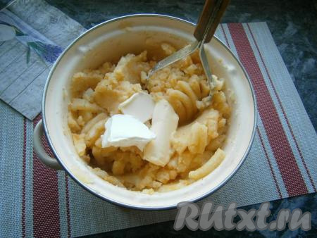 Размять овощи толкушкой, добавить сливочное масло и сметану, перемешать.