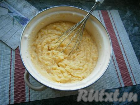 Теперь, подливая оставленный отвар, интенсивно взбить картофельно-тыквенное пюре венчиком. Благодаря этому, пюре приобретёт воздушность, нежность и однородную структуру.