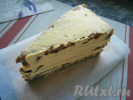 Торт смазать немного и по бокам, из-за своей формы он будет достаточно неустойчивым, поэтому поместить тортик в холодильник для стабилизации на пару часов.