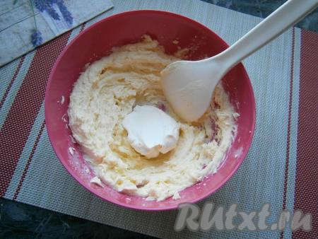 Взбить масло с сахарной пудрой миксером до пышности. Затем добавлять в него по 1-2 столовые&nbsp;ложки&nbsp;творожной массы, продолжая взбивать.