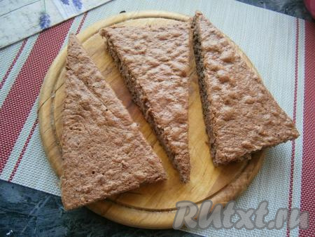 Разрезать бисквит на 3 одинаковых треугольника, похожих на куски отрезанного сыра.