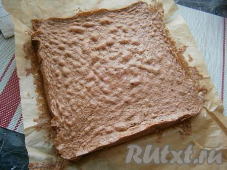 Выпекать бисквит в разогретой до 180 градусов духовке 35-40 минут (духовку не открывать).