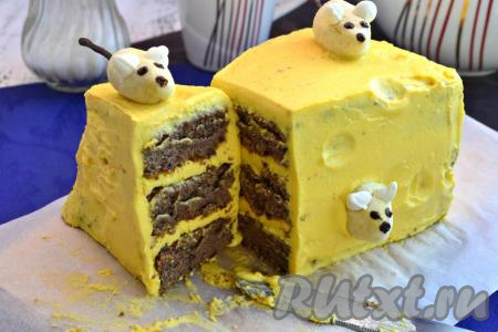 В разрезе торт в виде сыра с мышками выглядит шикарно!