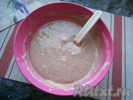 Получится бисквитное тесто, по консистенции похожее на негустую сметану.