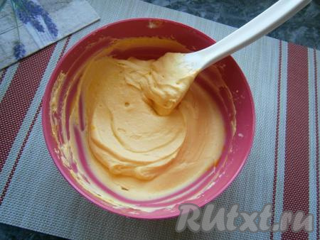 Пару столовых ложек белого крема отложить в пиалу, а в оставшийся крем добавить жёлтый пищевой краситель и перемешать. Крем должен по цвету напоминать сыр.