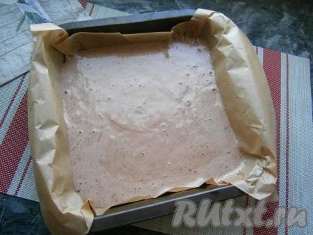 Перелить тесто в квадратную форму размером 22х22 см, застеленную полностью пергаментом.