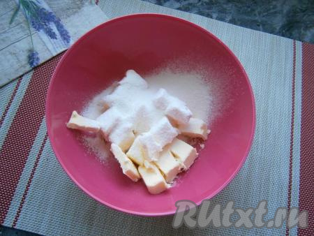 Если всё же крупинки творога останутся, протрите массу через мелкое сито. Далее&nbsp;нужно к заранее размягчённому&nbsp;сливочному маслу (для того чтобы масло размягчилось, заранее достаньте его из холодильника) добавить сахарную пудру.