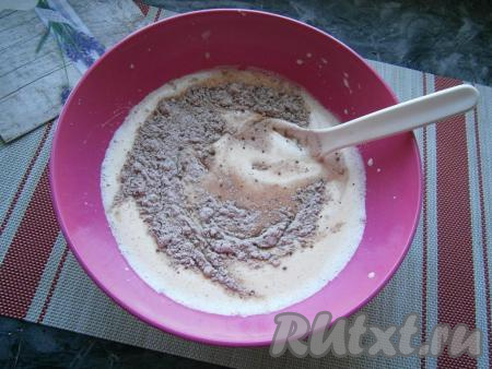 Во взбитую яичную массу в несколько этапов всыпать сухую смесь, аккуратно вмешивая её с помощью силиконовой лопатки (или ложки).