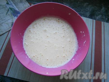 Взбить яйца миксером до пышности, а затем, постепенно добавляя сахар, взбивать далее около 5-6 минут, чтобы получилась довольно плотная, светлая и пышная масса.