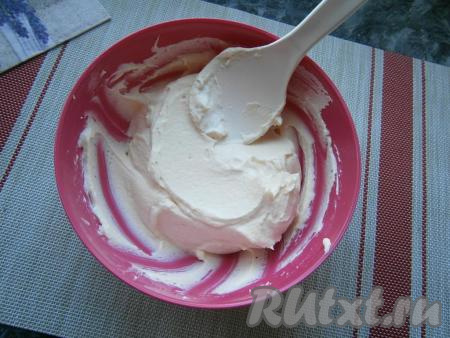 Творожно-масляный крем должен получиться густым и плотным, но очень нежным и гладким.