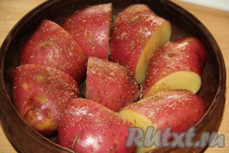 Сбрызнуть картофель оливковым маслом, посыпать солью и специями.&nbsp;