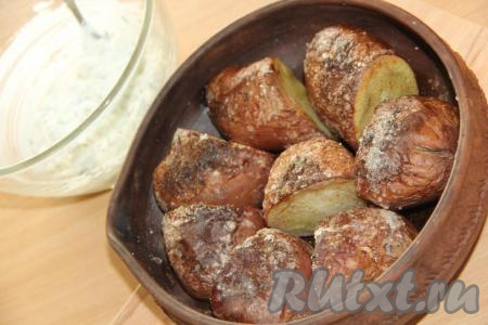 Запекать картофель до готовности (примерно, 45 минут) в разогретой духовке при температуре 220 градусов. Время запекания зависит от сорта картофеля, возможно, времени понадобится чуть больше. Готовность можно проверить, проколов, картошину зубочисткой (если легко прокалывается - значит готова).