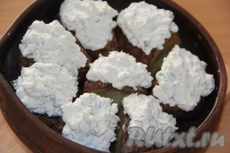 На каждую горячую запечённую картофелину выложить приготовленный сырный соус. Поставить форму с картофелем на 5-7 минут в духовку.