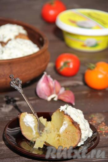 Нежный, ароматный картофель, запечённый с соусом из сыра "Рикотта" в духовке, подать к столу в горячем виде в качестве самостоятельного блюда или в качестве гарнира к мясу, рыбе. Очень вкусно, попробуйте!