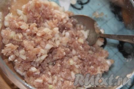 Замесить мягкое, упругое тесто, не липнущее к рукам. Завернуть тесто в пищевую плёнку и оставить на 30-50 минут при комнатной температуре. Пока тесто "отдыхает", приготовим начинку для мантов, для этого нужно соединить фарш, очищенный и мелко нарезанный лук, соль, чёрный молотый перец и воду, тщательно перемешать. Фарш должен быть вязким и не густым.