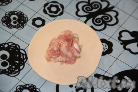 На середину каждого кружка выложить часть фарша. Я решила слепить манты в виде косички.