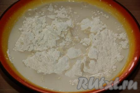 Затем к муке и соли влить воду комнатной температуры и растительное масло.