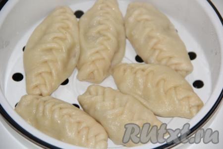 По сигналу мультиварки поставить в неё поддон с мантами и закрыть крышку. Готовить манты на пару в мультиварке 30 минут (до звукового сигнала).