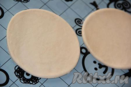 Тесто раскатать в пласт и нарезать кружочки диаметром, примерно, 10-11 см.