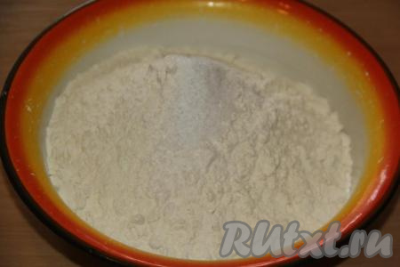 Для начала приготовим тесто, для этого нужно в миску просеять муку, добавить соль.