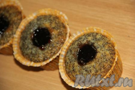 Наполнить каждый кексик&nbsp;джемом (или густым вареньем).