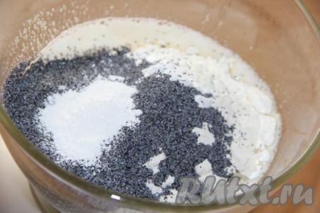 Перемешать массу и всыпать муку, разрыхлитель, мак, крахмал и соль.