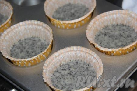 Разложить тесто по формам, заполняя их на 1/3 объёма. Я выпекала капкейки в бумажных вкладышах, поэтому дополнительно форму не смазывала. Если будете выпекать в железной форме, то смажьте её растительным маслом.