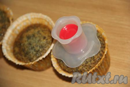 Выпечку остудить. Я дополнила&nbsp;капкейки начинкой из джема, но можно приготовить без начинки, тоже будет очень вкусно! Для того чтобы наполнить выпечку джемом, нужно вырезать в каждом будущем капкейке сердцевину (у меня есть специальное приспособление для этой манипуляции, но можно аккуратно сделать отверстие, например, с помощью чайной ложки).