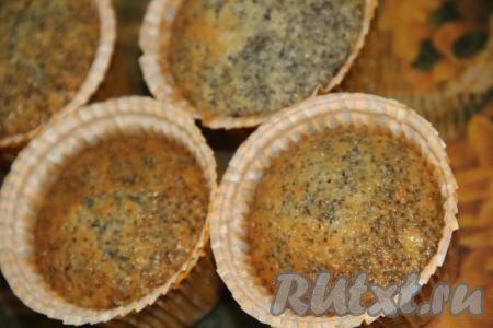 Выпекать капкейки с маком в разогретой духовке при температуре 200 градусов минут 25-30 минут. Проверить готовность сухой зубочисткой - при прокалывании готовой выпечки на зубочистке не будет следов теста.