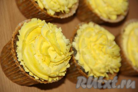 Теперь приготовим крем для шапочек&nbsp;капкейков. Я взяла творожный сыр, добавила сахарную пудру&nbsp;и перемешала. Крем готов, по желанию, можно добавить каплю красителя. Переложить крем в кондитерский мешочек и сделать пышные кремовые шапочки на поверхности выпечки. Готовые капкейки можно украсить кондитерской посыпкой.