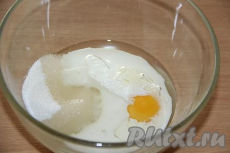 Соединить молоко, яйцо, сахар и растительное масло.