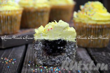 Вот такие красивые и очень вкусные капкейки с маком получились. Такая яркая домашняя выпечка украсит любой праздничный стол!