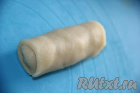 Края раскатанного теста с трёх сторон подвернуть на начинку, а затем завернуть тесто рулетиком (в виде "сигары"). Таким образом сформировать все бездрожжевые пирожки из заварного теста.