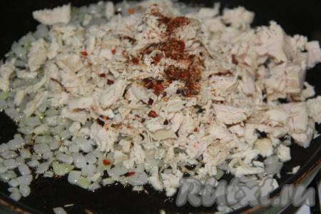 Отварную курицу мелко нарезать, выложить в сковороду к луку, посолить, добавить специи, обжарить на среднем огне в течение 5 минут, периодически перемешивая, затем снять с огня и дать остыть начинке для пирожков.