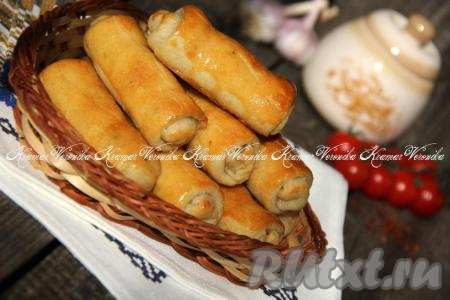 Пирожки переложить на тарелку и подать к столу. Приготовьте пирожки из заварного теста без добавления дрожжей по этому простому рецепту и насладитесь аппетитной, красивой и вкусной выпечкой. Тонкое, нежное тесто и большое количество начинки - беспроигрышное сочетание, которое понравится многим!